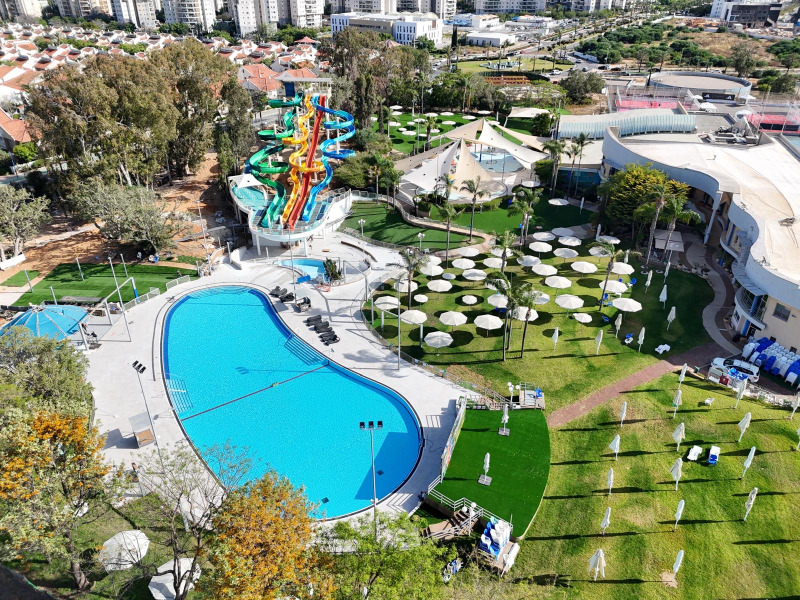 בריכה ומדשאות