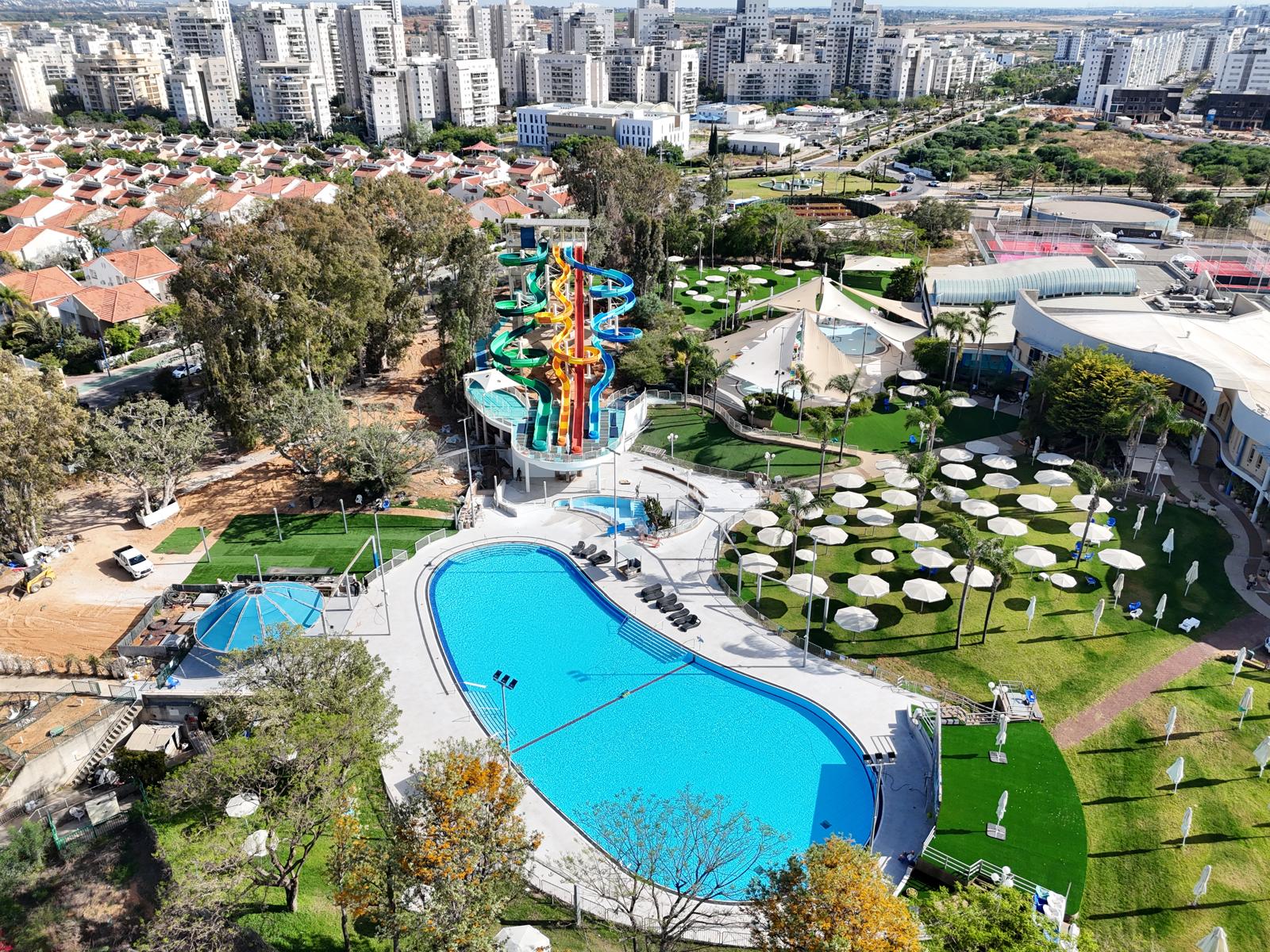 פארק המים יבנה - מבט אווירי על הפארק והעיר