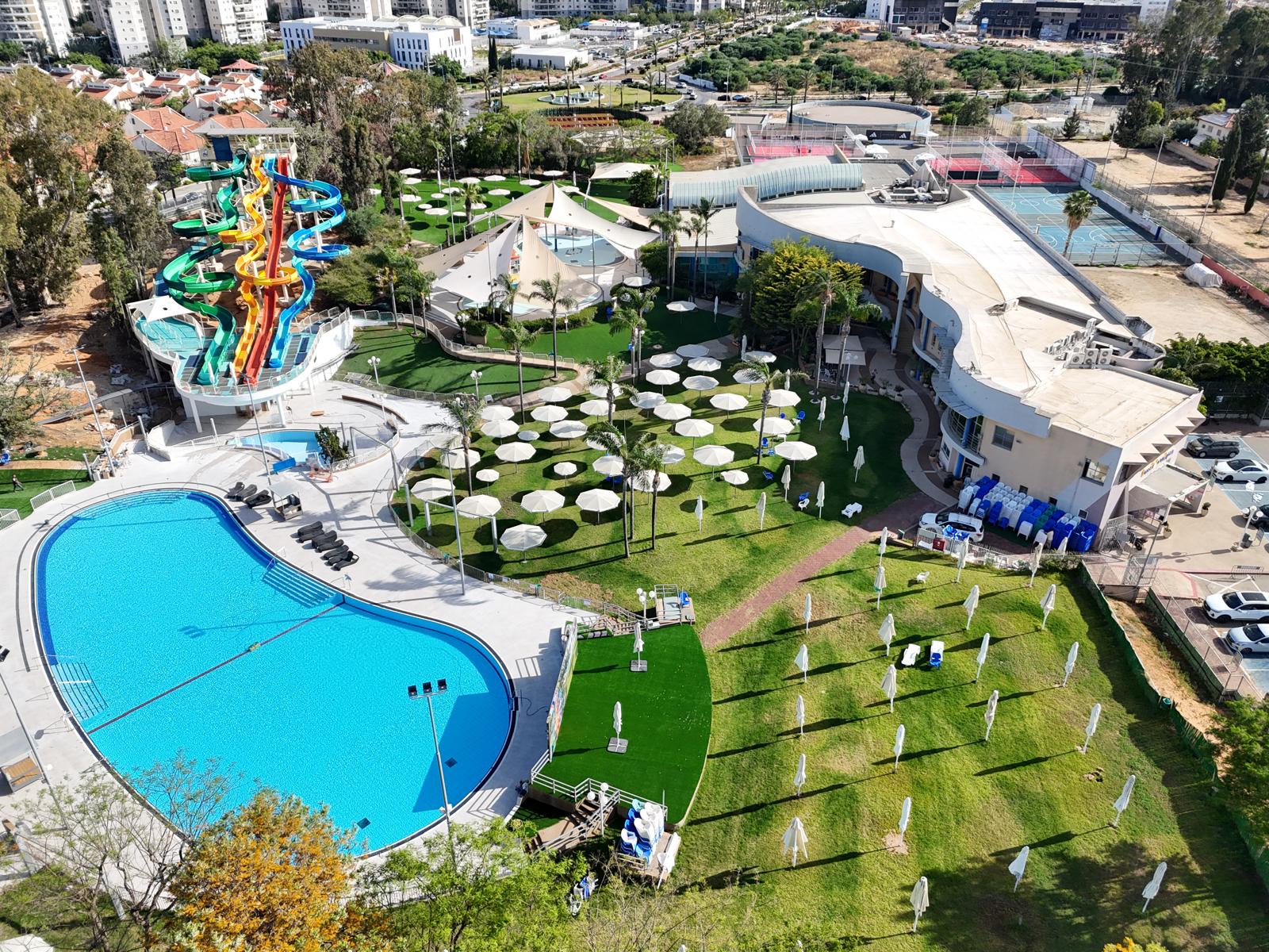 בריכה ודשא ירוק מהאוויר