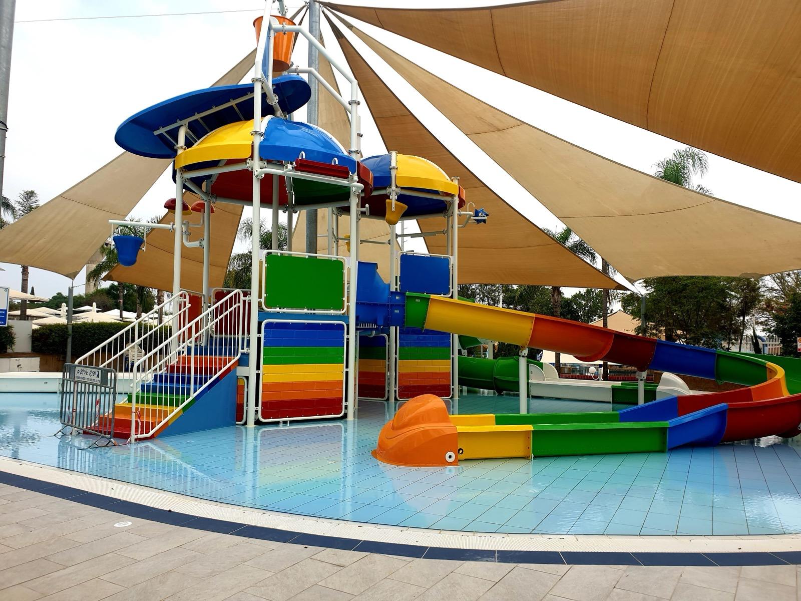 מתחם משחקי מים צבעוני