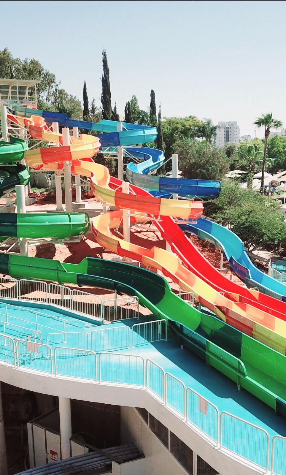 4 מגלשות מים בגובה 15 מטר